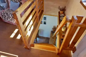 příkré schody do otevřené podkrovní ložnice