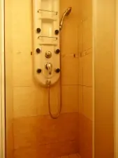 část č. 2: koupelna se sprchovým koutem, WC a umyvadlem v podkroví