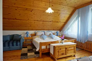 ložnice s dvojlůžkem a rozkládací postelí pro 2 osoby v podkroví