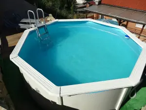zahradní bazén (průměr 3,6 m, hloubka 1,2 m)