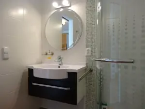 apartmán 1652b - koupelna se sprchovým koutem, WC, bidetem a umyvadlem