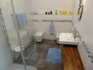 apartmán 1652c - koupelna se sprchovým koutem, bidetem, WC a umyvadlem