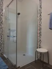 apartmán 1652c - koupelna se sprchovým koutem, bidetem, WC a umyvadlem