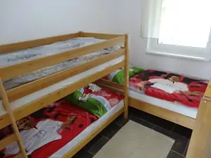 apartmán 1652c - ložnice (dětský pokoj) s patrovou postelí a lůžkem