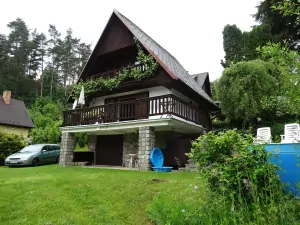 chata Černice se nachází v malé chatové osadě v malebné lokalitě údolí Jíleckého potoka