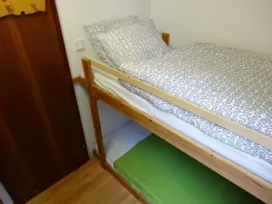 mini ložnička s 2 patrovými postelemi