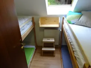 mini ložnička s 2 patrovými postelemi