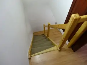 strmé schody do podkroví, kde se nacházejí 2 ložnice