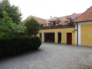 apartmán Třeboň nabízí stylové ubytování pro 4 až 6 osob jen 500 m od lázeňského areálu a jen 800 m od historického centra Třeboně