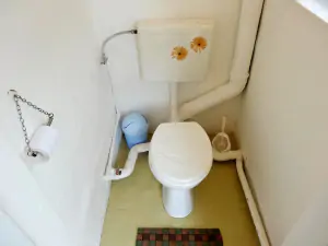 samostatné WC (přistupné přes zahradu)