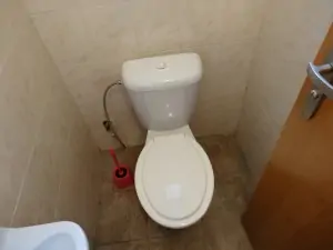 součástí  ložnice je koupelna se sprchovým koutem a WC