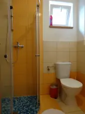 část č. 2: koupelna se sprchovým koutem, WC a umyvadlem