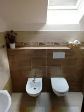 samostatné WC s bidetem