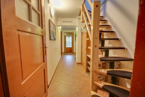 vstupní chodba a schodiště do podkroví