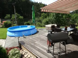 zahradní bazén (průměr 3,96 m).