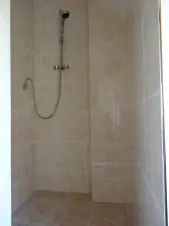 část č. 3: koupelna se sprchovým koutem a umyvadlem