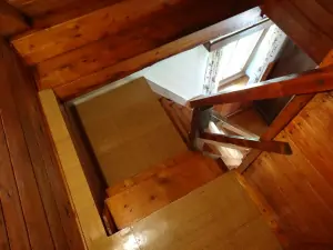 z obytného pokoje vedou příkré schody do podkroví, kde se nachází 2 samostatné ložnice