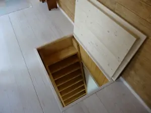 do podkroví je vstup po příkrých schodech (žebříku)