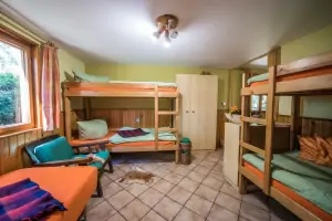 ložnice se 2 patrovými postelemi a lůžkem