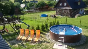 za chalupou je k dispozici zahradní bazén (průměr 3,66 m)