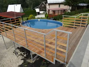 bazén je přístupný ze zadní terasy