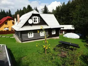 chalupa Horní Bečva se nachází na horním konci obce v tichém prostředí v blízkosti pouze několika málo domů nedaleko lesa