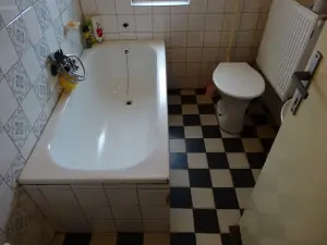 koupelna s vanou a WC (do léta 2019 bude vana vyměněna za sprchový kout)