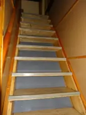 příkré schody do podkroví, kde se nacházejí 2 ložnice