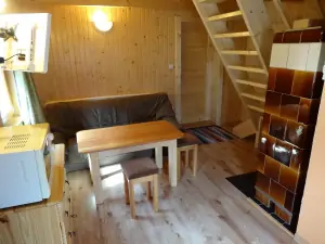 gauč, stůl a 2 stoličky v obytném pokoji