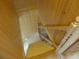 do podkroví vedou příkré mlynářské schody