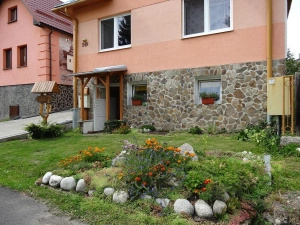 apartmán se nachází ve sníženém přízemí a je do něj zcela samostatný vchod