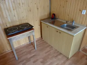 kuchyňská linka je vybavena pro vaření a stolování 2 osob