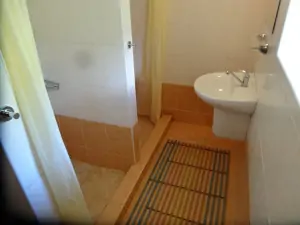 k dispozici jsou 2 koupelny - obě se 2 sprchovými kouty a 2 umyvadly