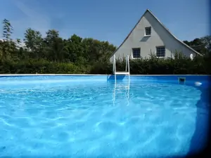 k dispozici je nadzmení bazén (5,2 x 2,7 x 1 m)
