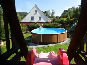 zahrada s bazénem a dětským koutkem (pískoviště, houpačky, skluzavka)