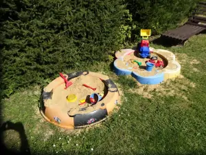 dětské pískoviště na zahradě