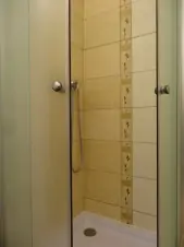 k ložnici náleží koupelna se sprchovým koutem, WC a umyvadlem