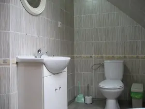 koupelna u ložnice v přízemí s rohovou vanou, WC a umyvadlem