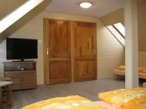 ložnice v přízemí s dvojlůžkem, 3 lůžky a TV