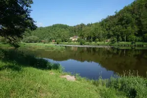 řeka Berounka se od chalupy nachází jen 50 m