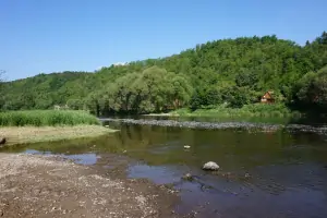řeka Berounka je oblíbeným cílem rybářů a vodáků