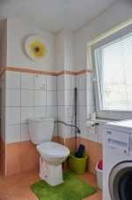 koupelna se sprchovým koutem, umyvadlem, WC a pračkou