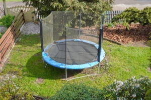 výhled z okna na trampolínu