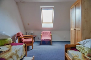 ložnice se 2 lůžky a sníženou výsuvnou přistýlkou