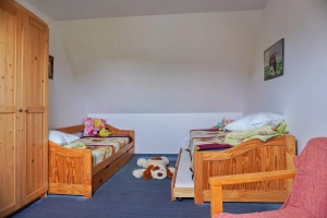 ložnice se 2 lůžky a sníženou výsuvnou přistýlkou