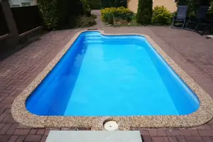 zapuštěný bazén (3 x 5 x 1,2 m)