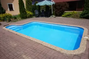 zapuštěný bazén (3 x 5 x 1,2 m)