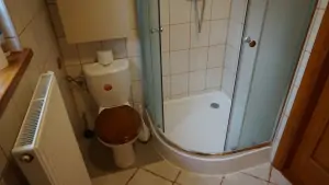 koupelna se sprchovým koutem a WC