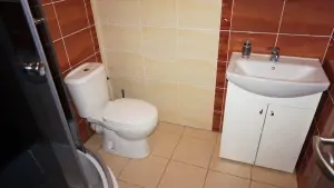 apartmán v přízemí č. 1: koupelna se spchovým koutem, WC a umyvadlem