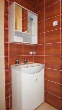 apartmán v přízemí č. 1: koupelna se spchovým koutem, WC a umyvadlem